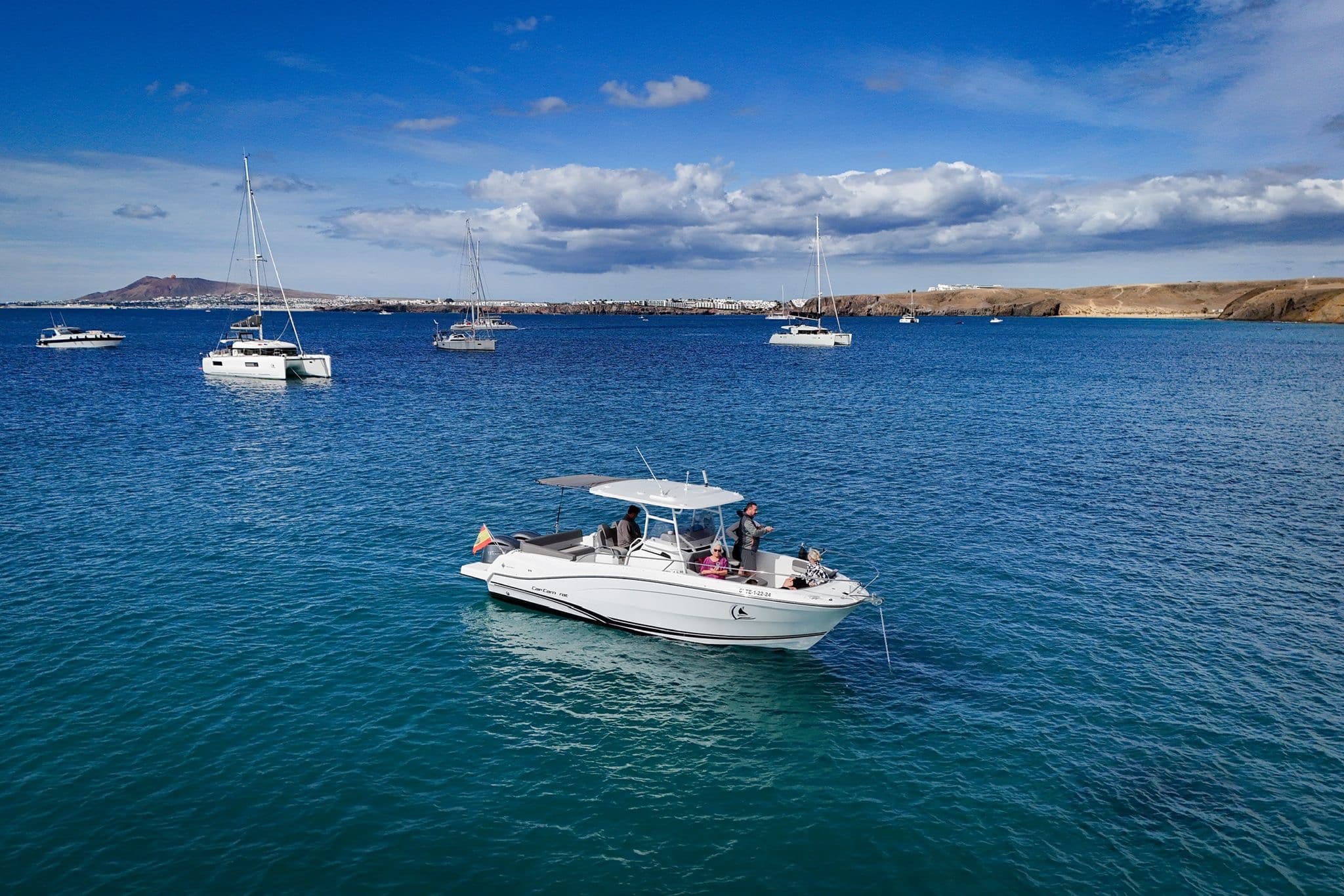 galeria de imagenes-lancha-motora-lanzarote-charter-canarias-1-Bc1ZtMwr
