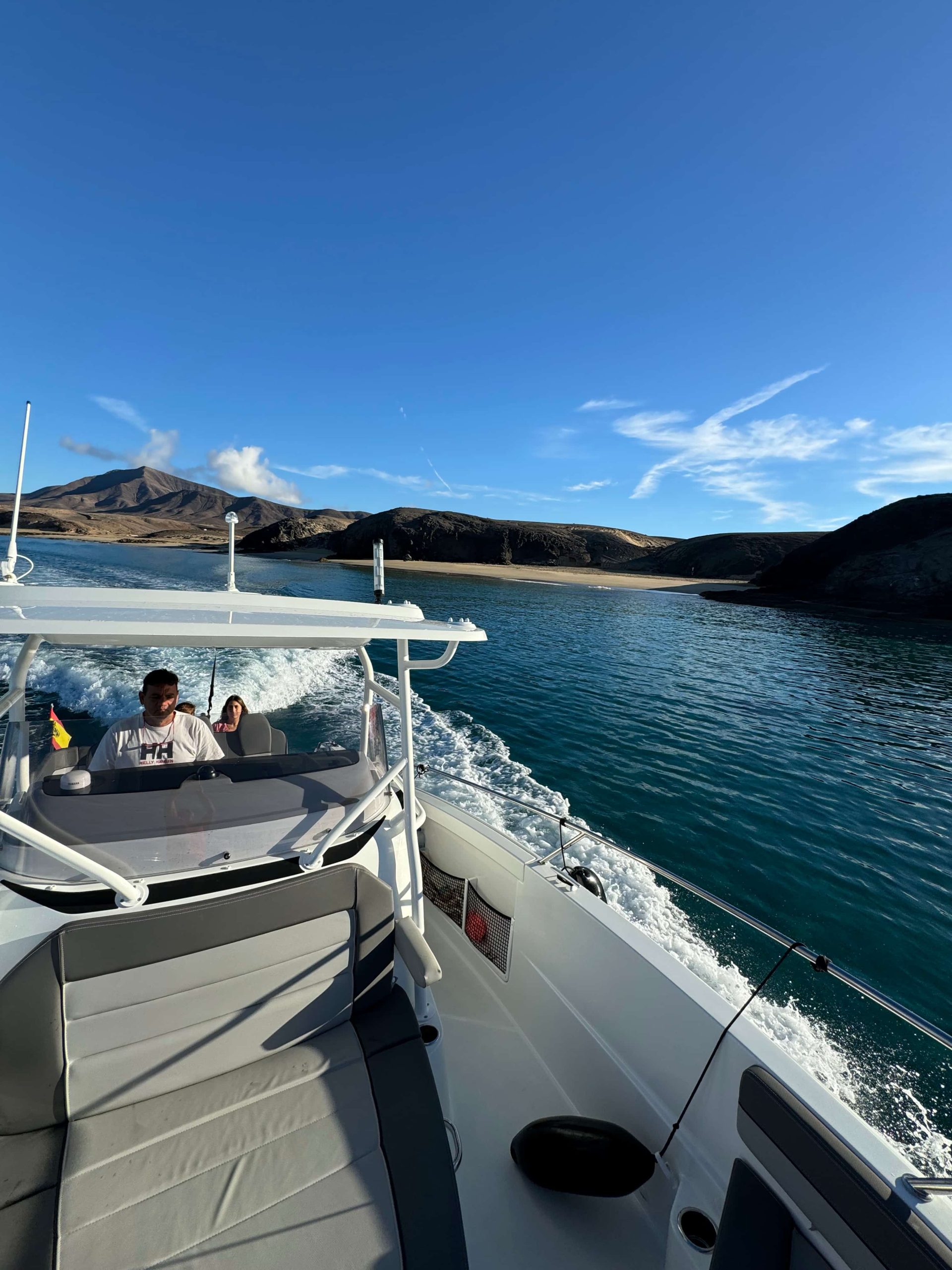 galeria de imagenes-lancha-motora-lanzarote-charter-canarias-5-BRT_5FX9